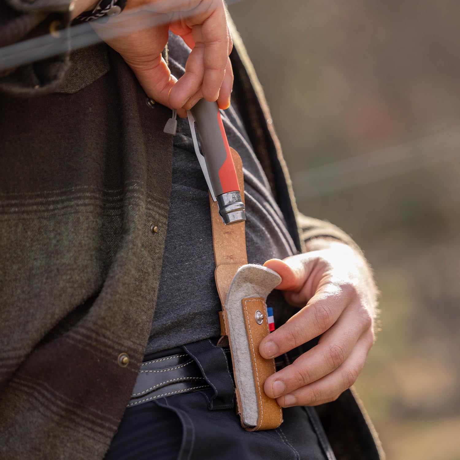 opinel-outdoor-etui-m-aus-recyceltem-leder-r-pet-filz-braun image 4
