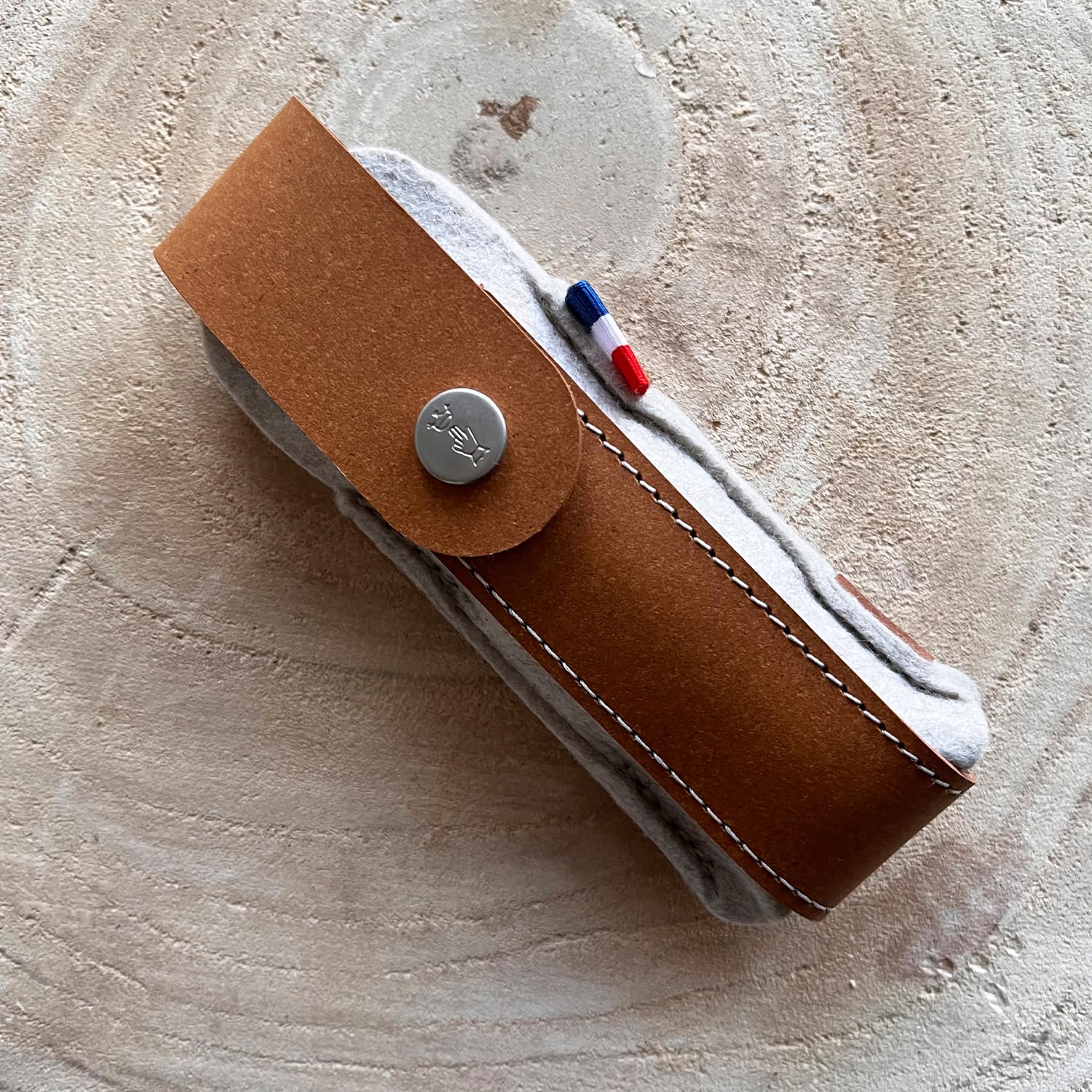 opinel-outdoor-etui-m-aus-recyceltem-leder-r-pet-filz-braun image 7