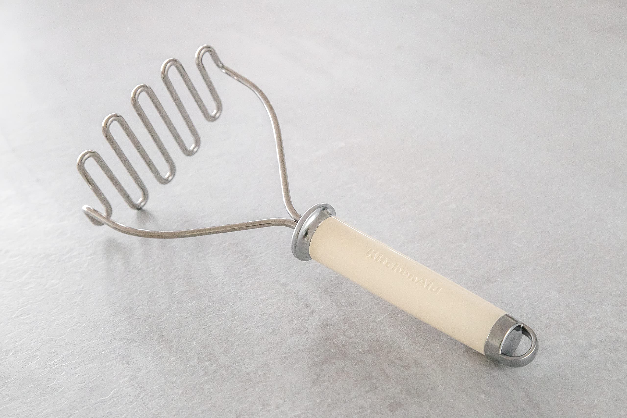 kitchenaid-kartoffelstampfer-aus-edelstahl-extra-breiter-kopf-almond-creme-sp-lm image 4