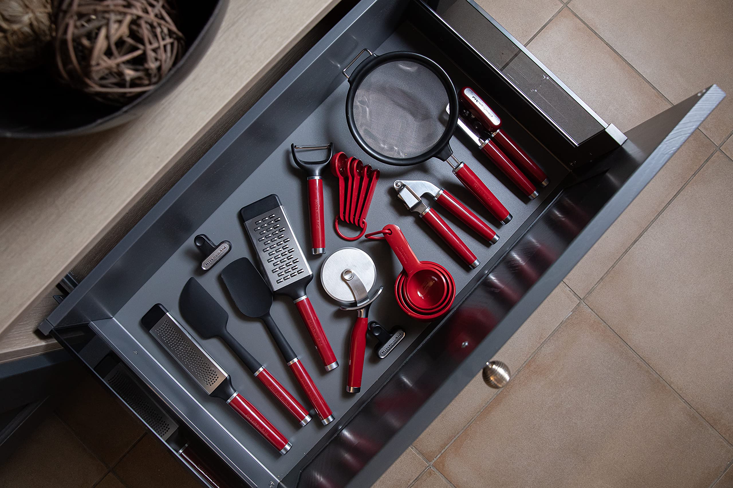 kitchenaid-k-chensieb-feinmaschig-edelstahl-empire-rot image 4